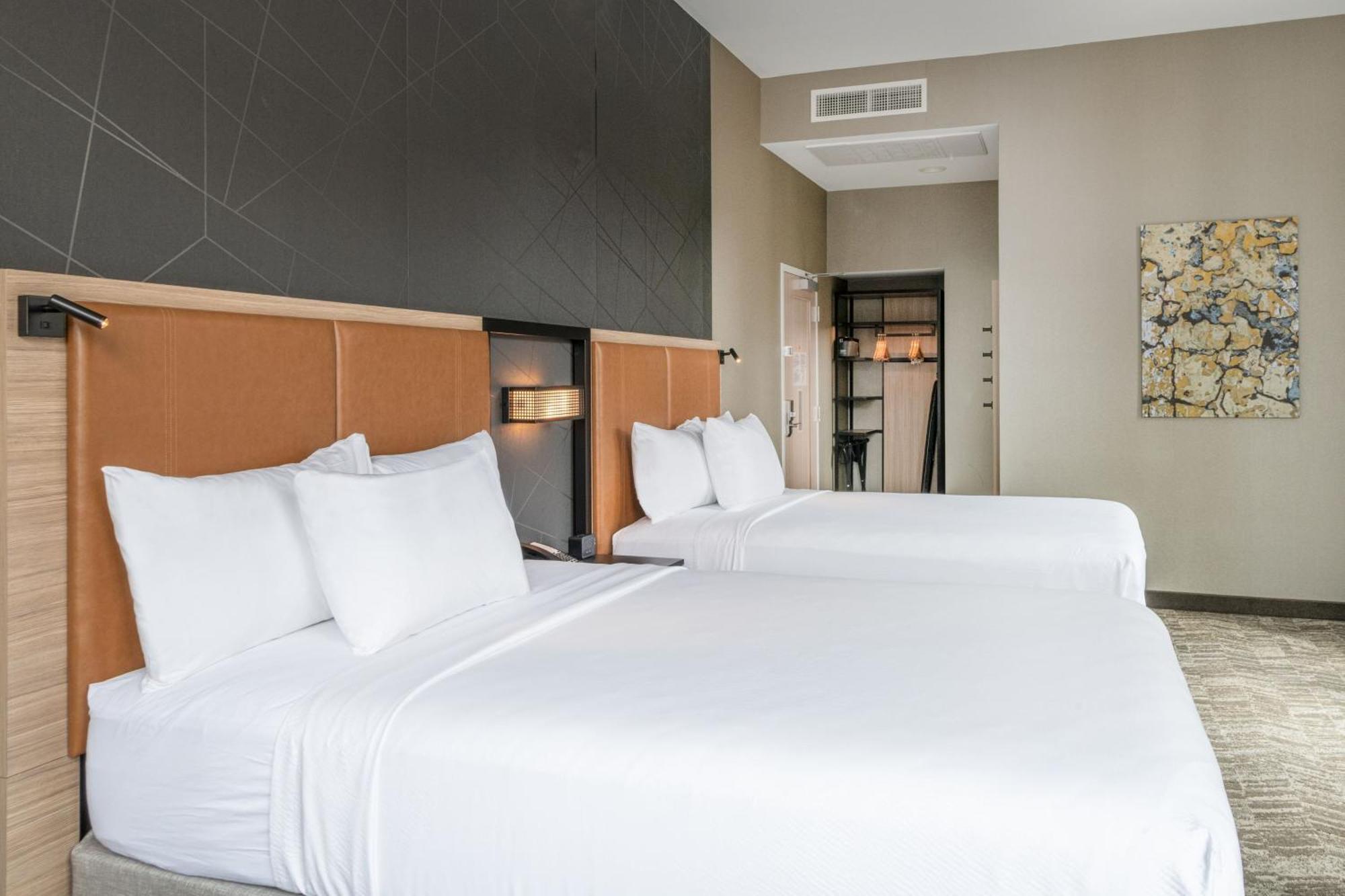 Springhill Suites By Marriott Baltimore Downtown Convention Center Area Exterior photo